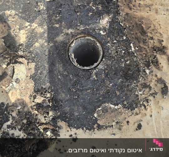 חור במשטח עם חומר איטום מסביב